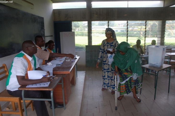 Les Ivoiriens se rendent massivement aux urnes